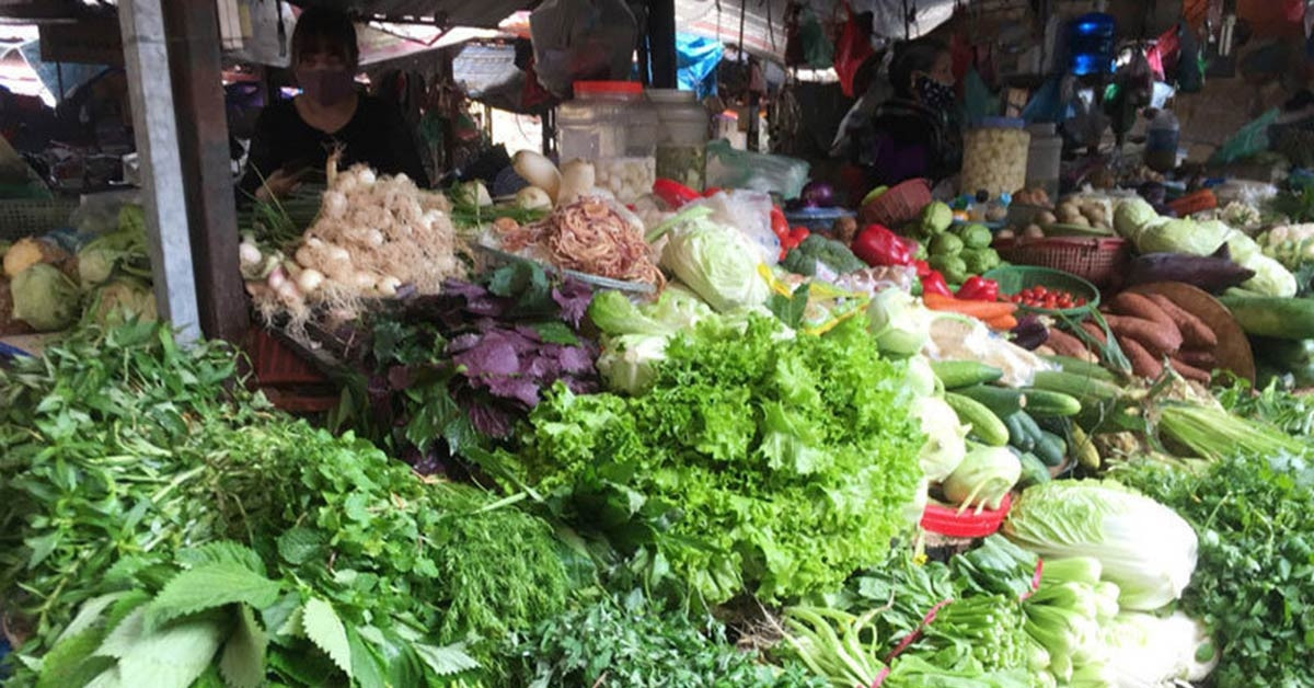 Tet market trends: Bargain greens, expensive pork, and a floral frenzy