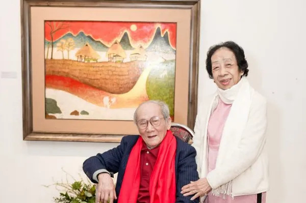 Artist Ngoc Linh displays artworks at age of 95