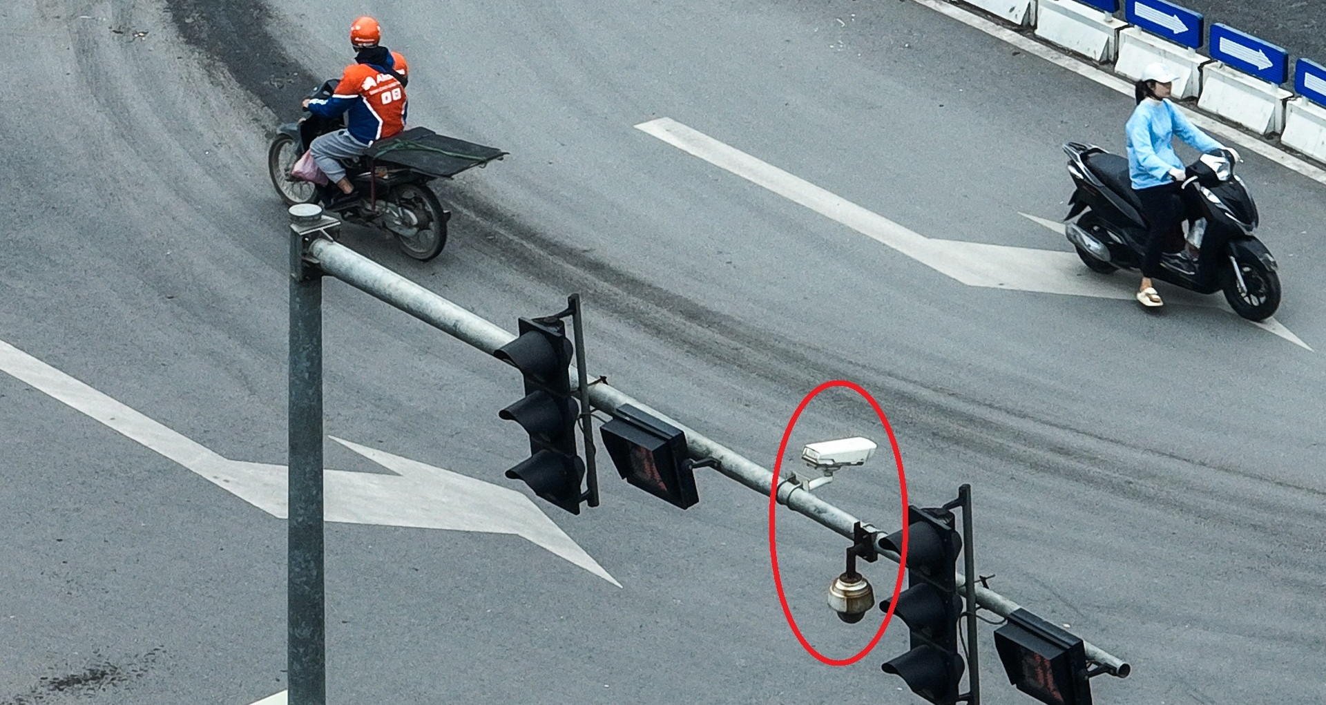 Hanoi expands 40,000 camera network, motorcyclists still ignore traffic rules
