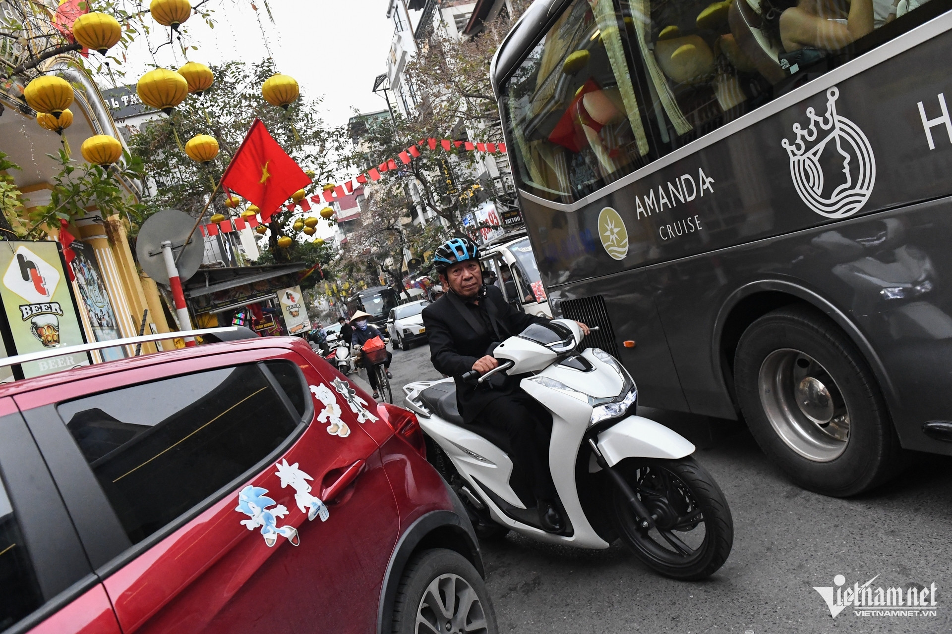 Travel agencies struggle to adapt to ban on large vehicles in Hanoi Old Quarter