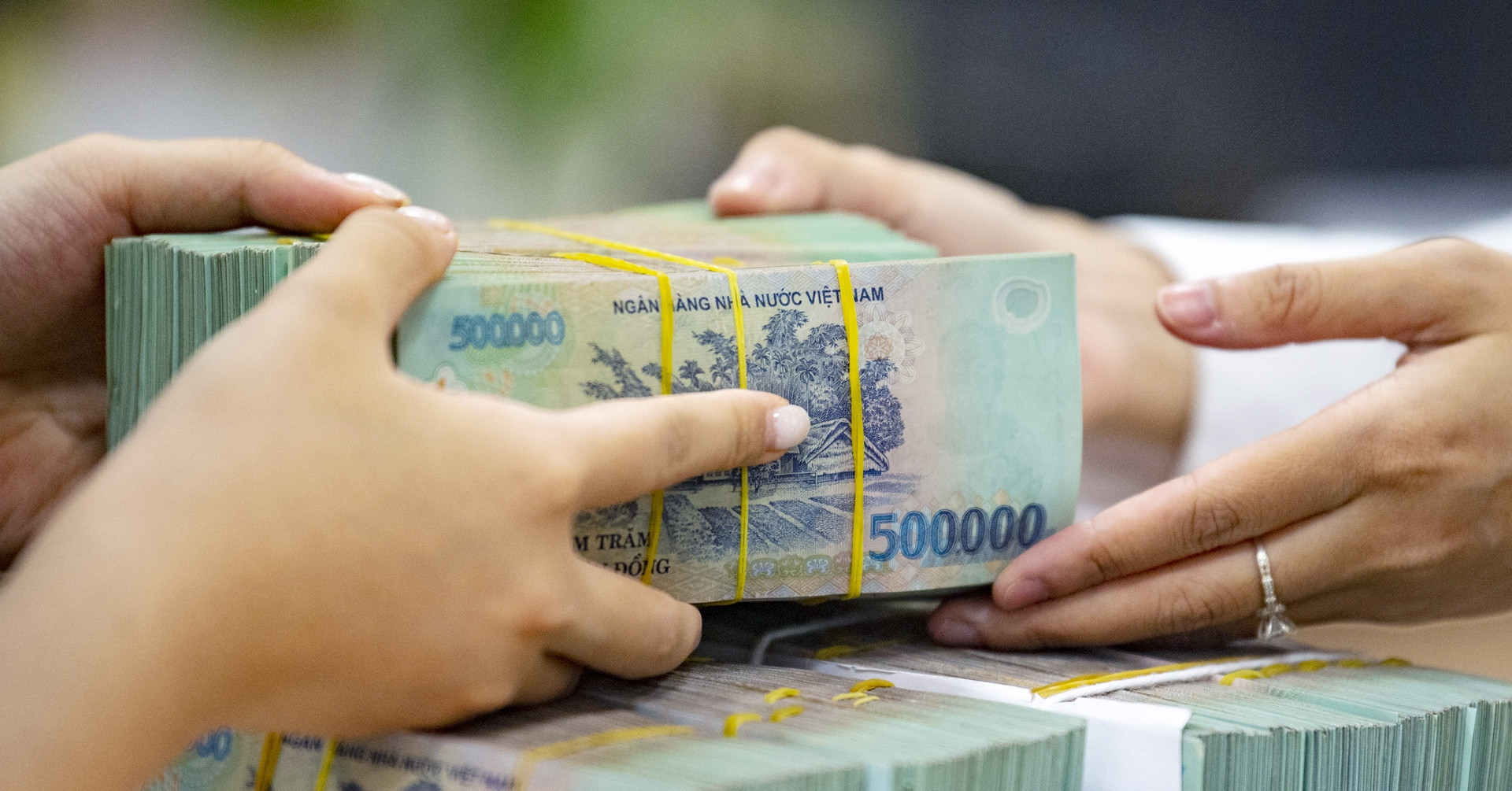 Vietnam caps salaries of state-owned enterprise executives at 80 million VND