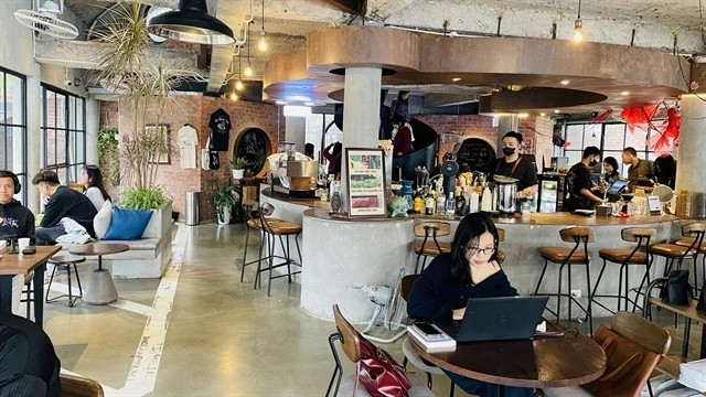 Vietnam’s coffee shops boom amid business closures