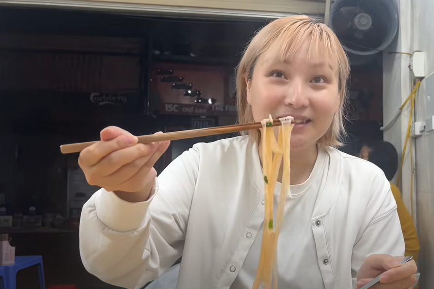 Japanese tourist tries Hanoi pho at 4 am, says 'worth waking up early for'