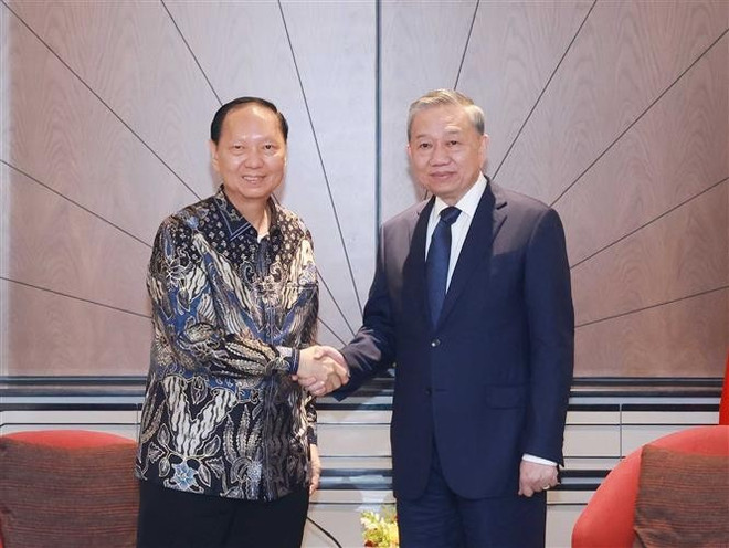 party-general-secretary-to-lam-and-director-of-sungai-budi-group-oey-alfred.jpg