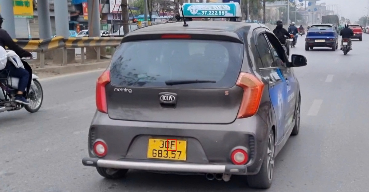 Caught on camera: Drivers in Hanoi alter license plates to avoid fines