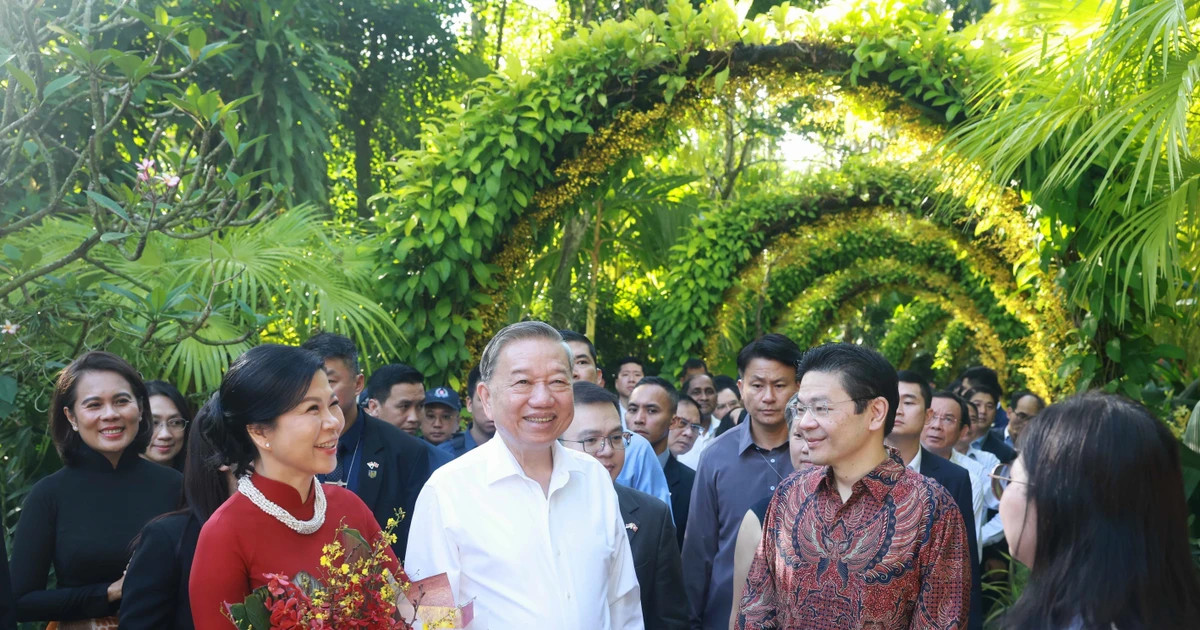 Singaporean orchid hybrid named in honour of Vietnamese Party chief, his spouse