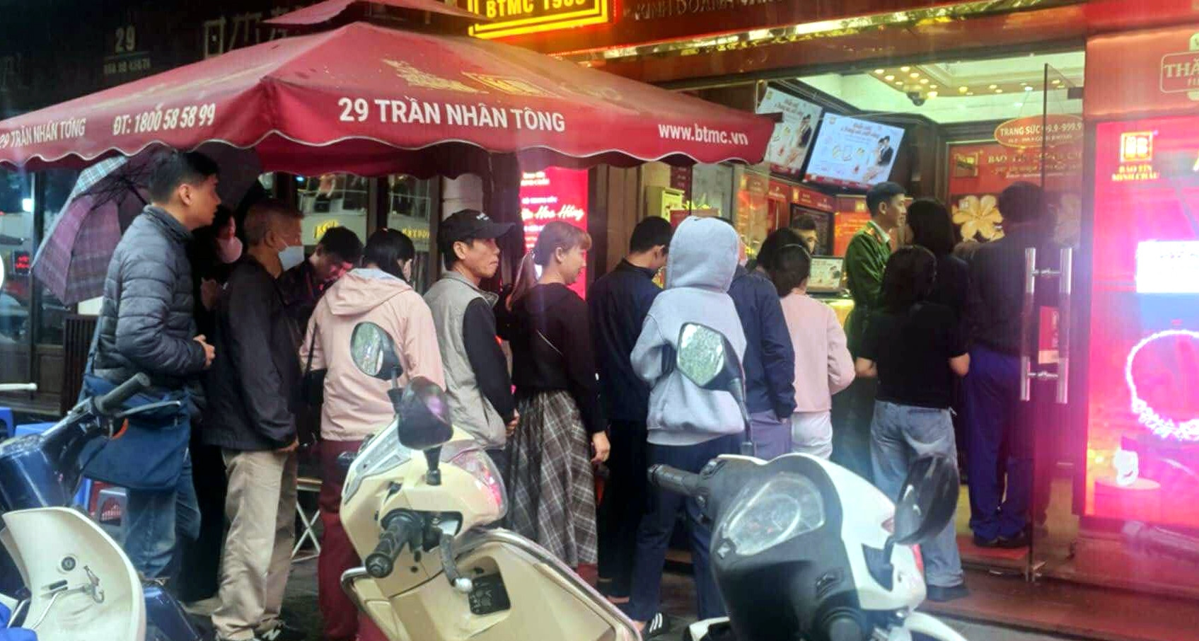 Gold prices hit record highs in VN: Hanoi residents rush to buy despite rain