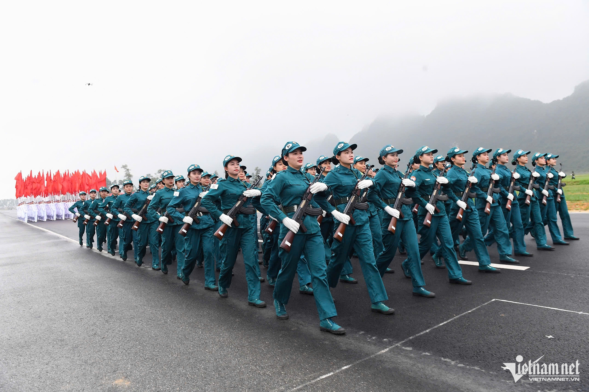 vietnam parade10.jpg