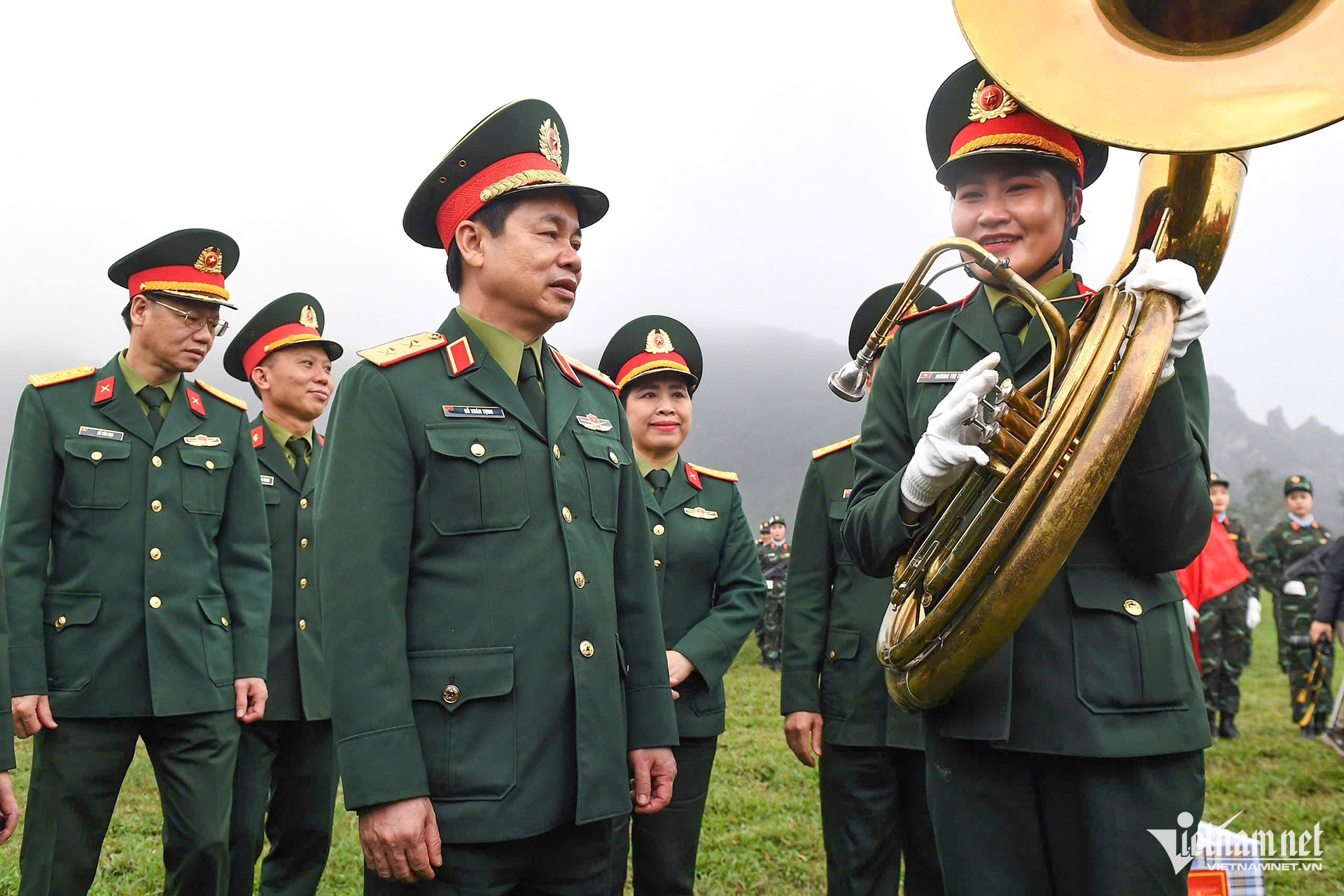 vietnam parade11.jpg