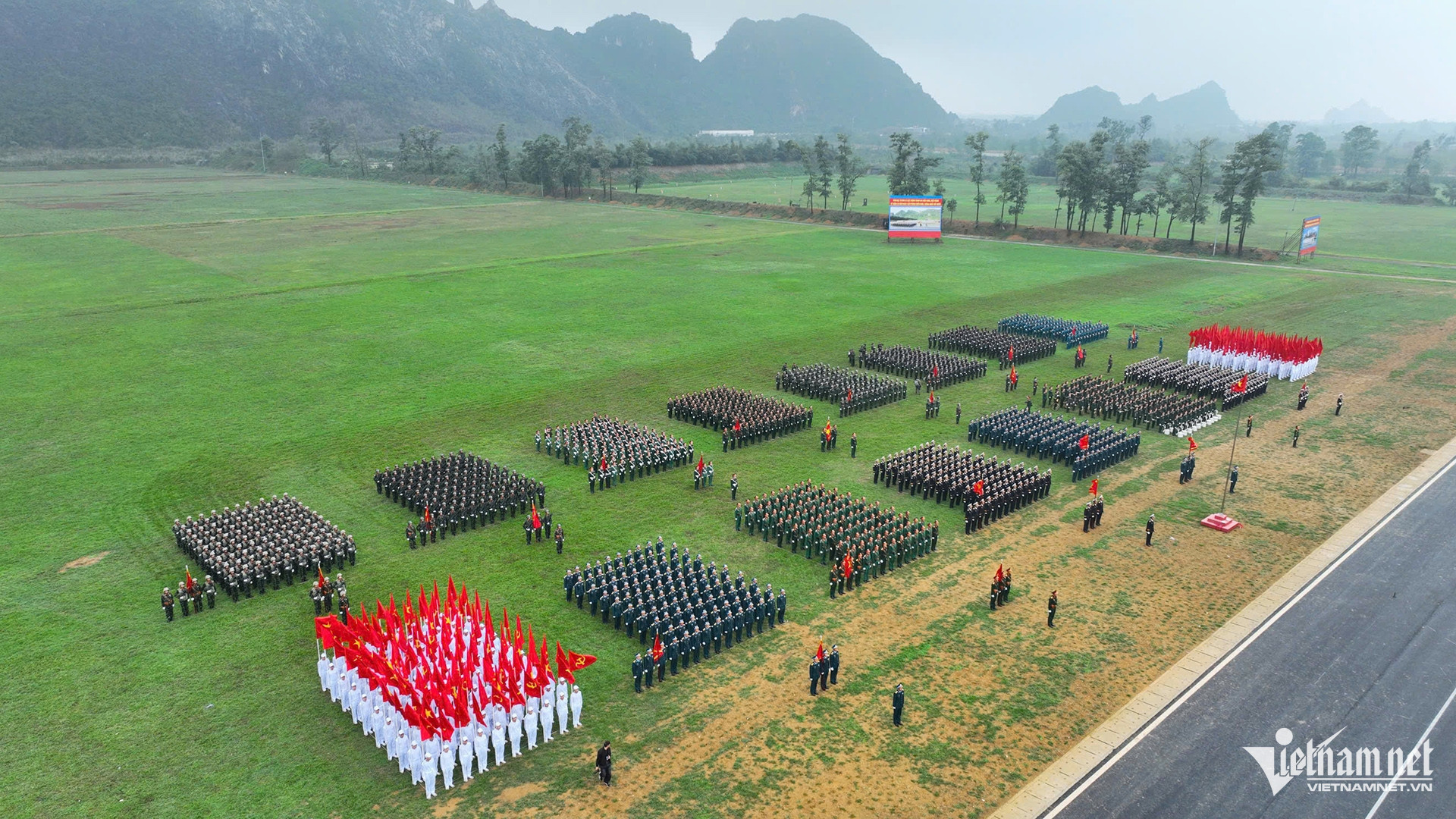 vietnam parade12.jpg