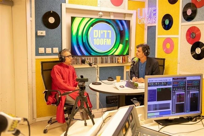Vietnam, people introduced to Israeli people via live radio broadcast