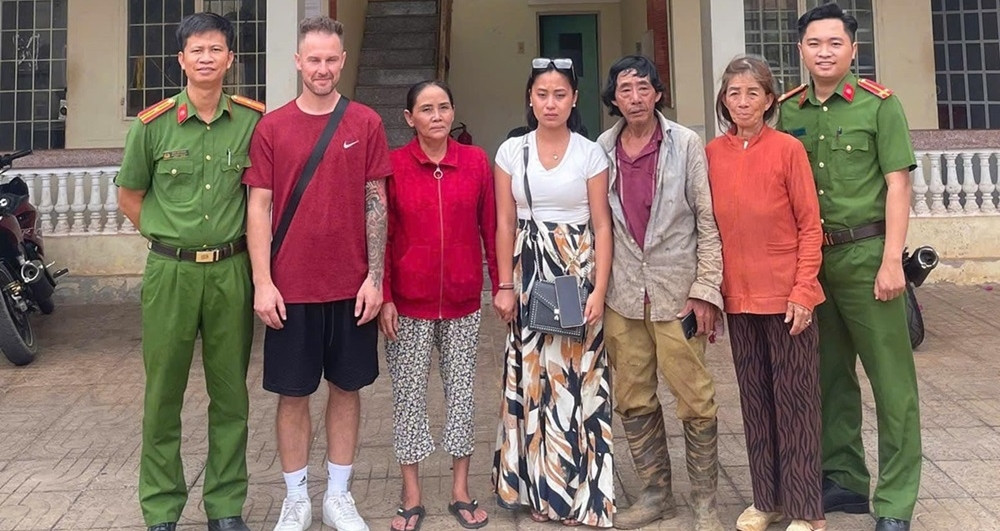 French twin sisters reunite with Vietnamese mother after 27 years