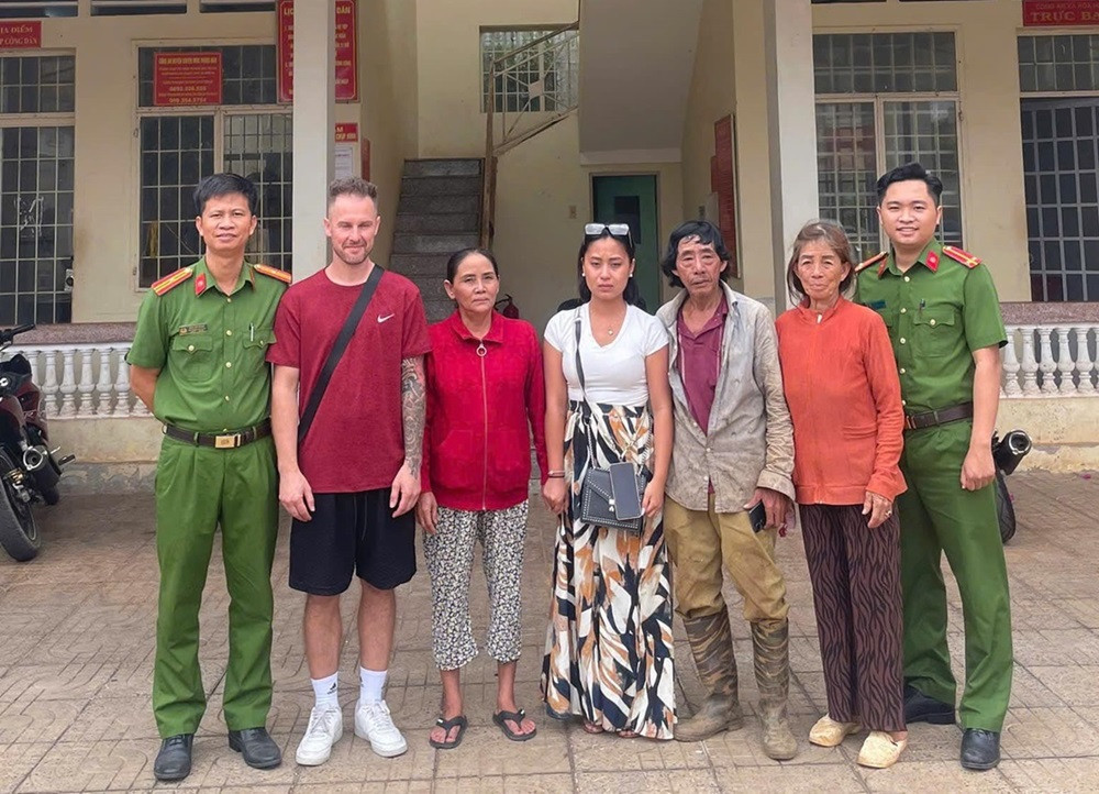 Công an giúp chị em song sinh người Pháp gốc Việt tìm lại mẹ sau 27 năm xa cách.jpg