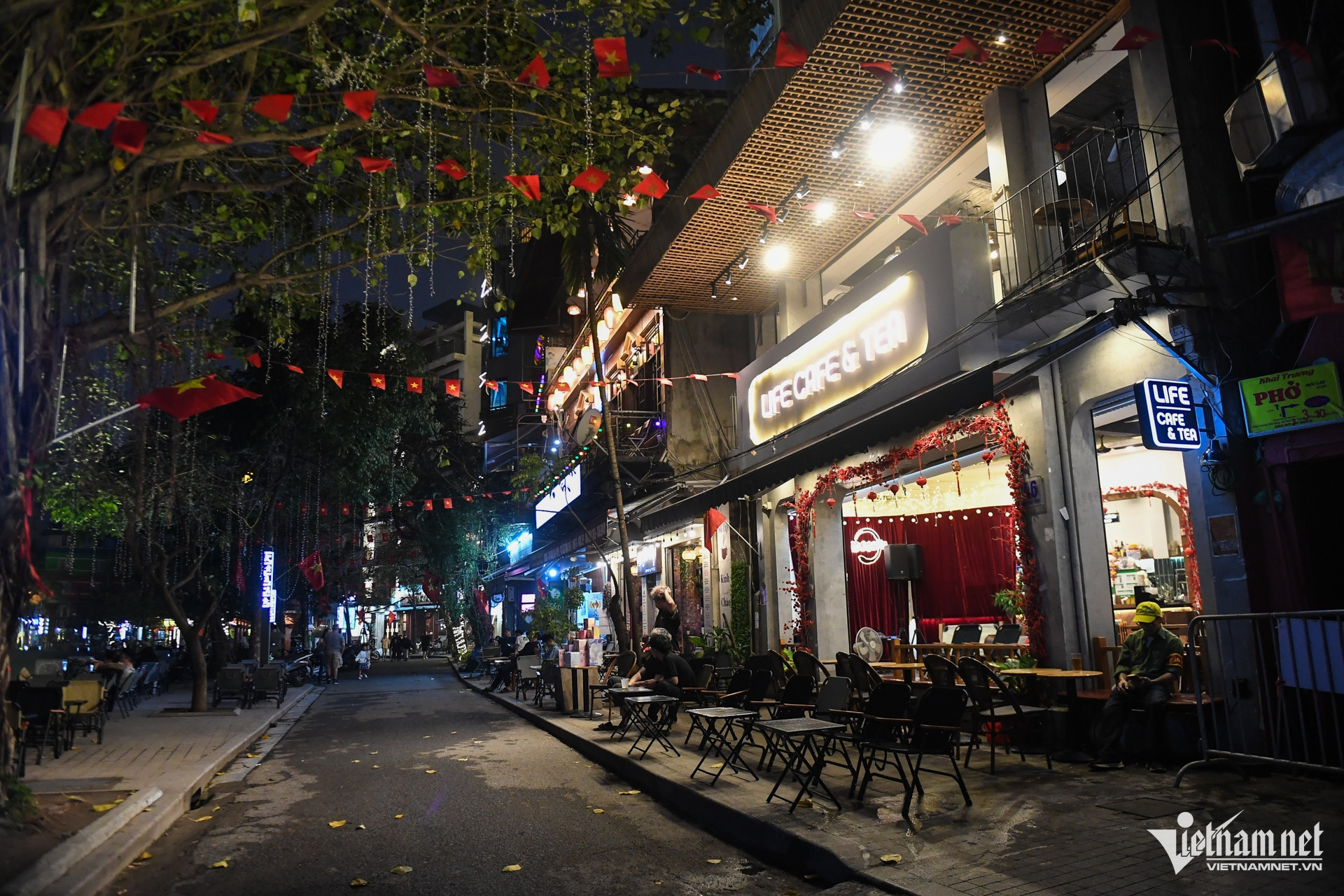 hanoi pedestrian street.jpg