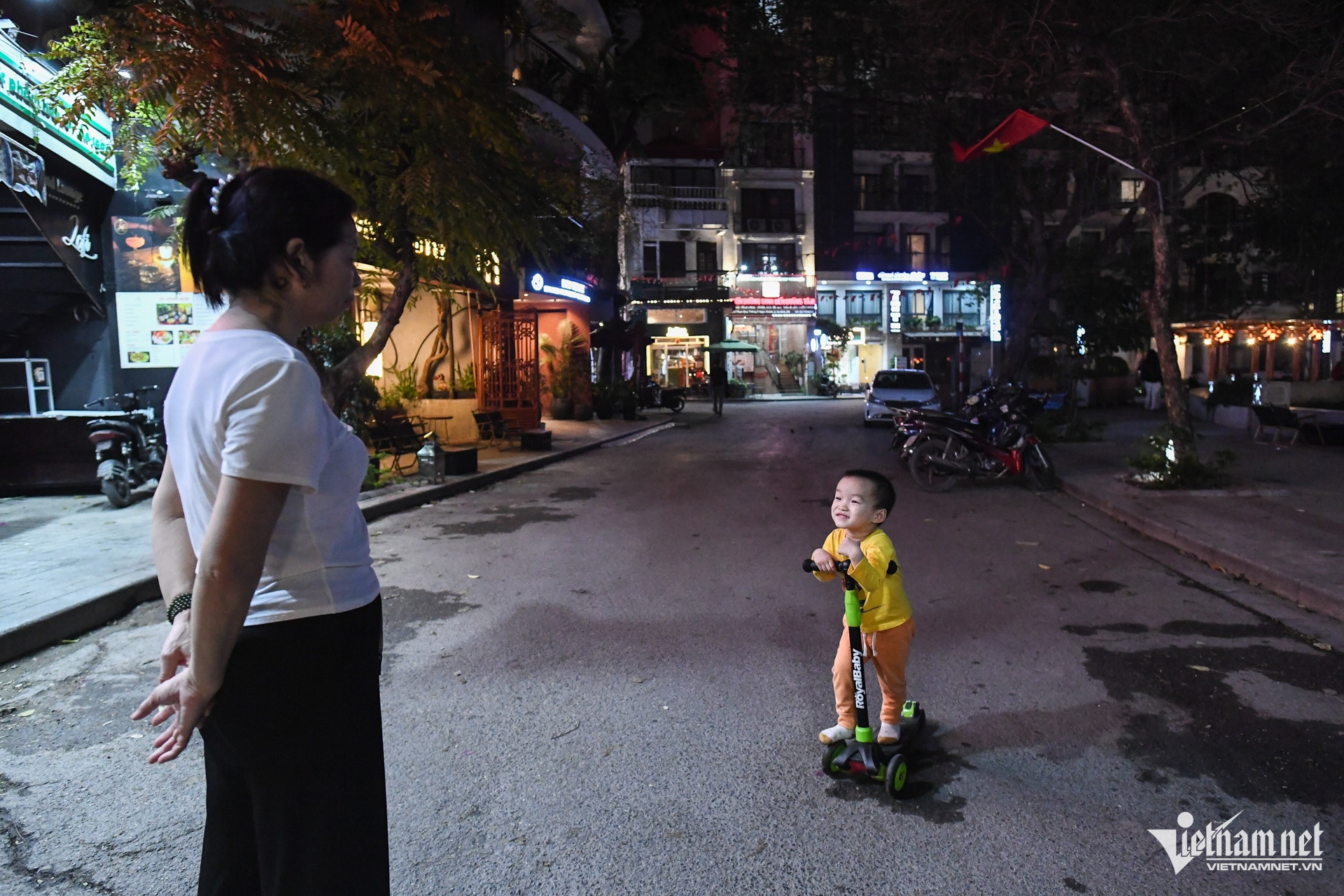 hanoi pedestrian street10.jpg