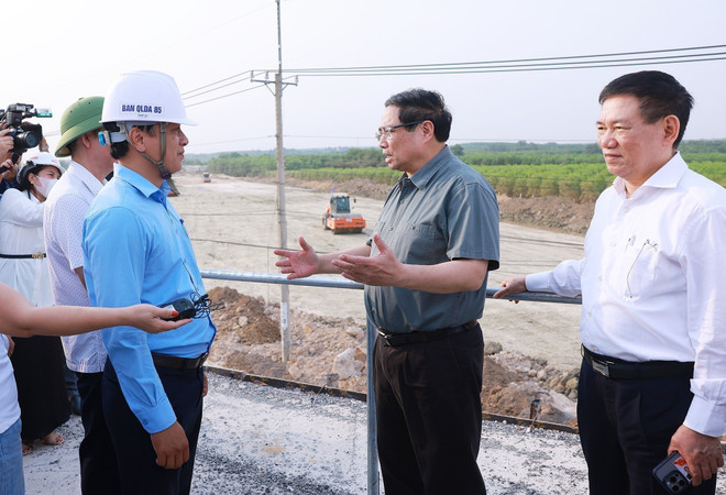Prime Minister Pham Minh Chinh inspects the construction site of Bien Hoa – Vung Tau Expressway's section in Ba Ria - Vung Tau province on March 20. (Photo: VNA)