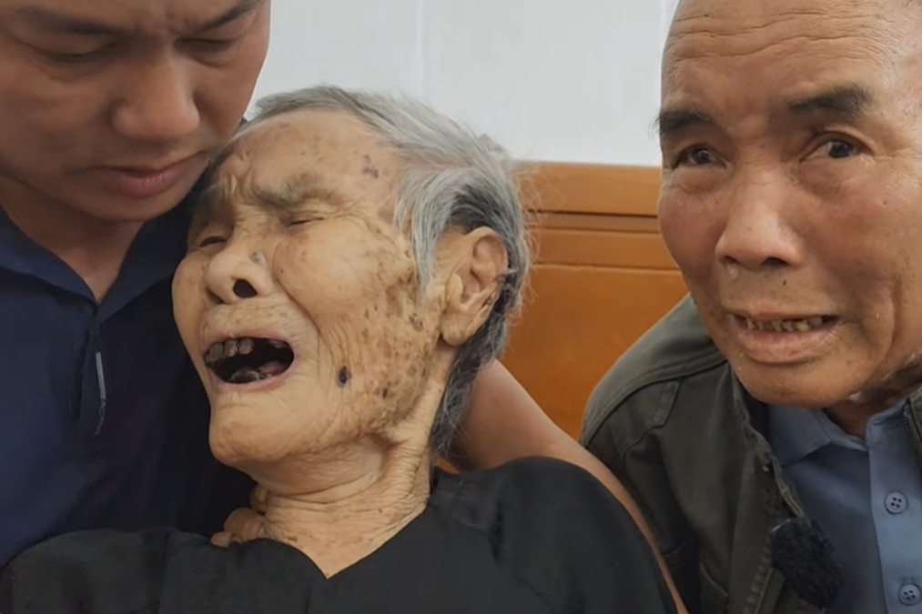 Son returns after 31 years, elderly mother passes away peacefully