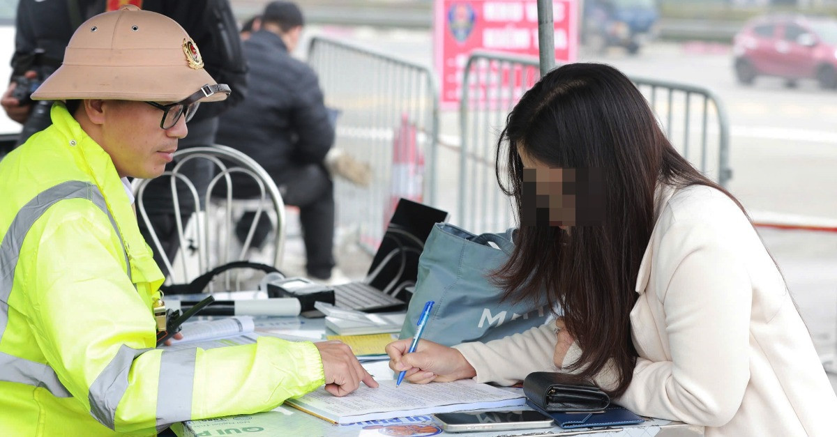 Traffic police officially accept digital driver’s licenses via VNeID