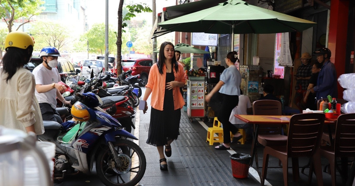 HCM City rethinks sidewalk use regulation, plans digital management system