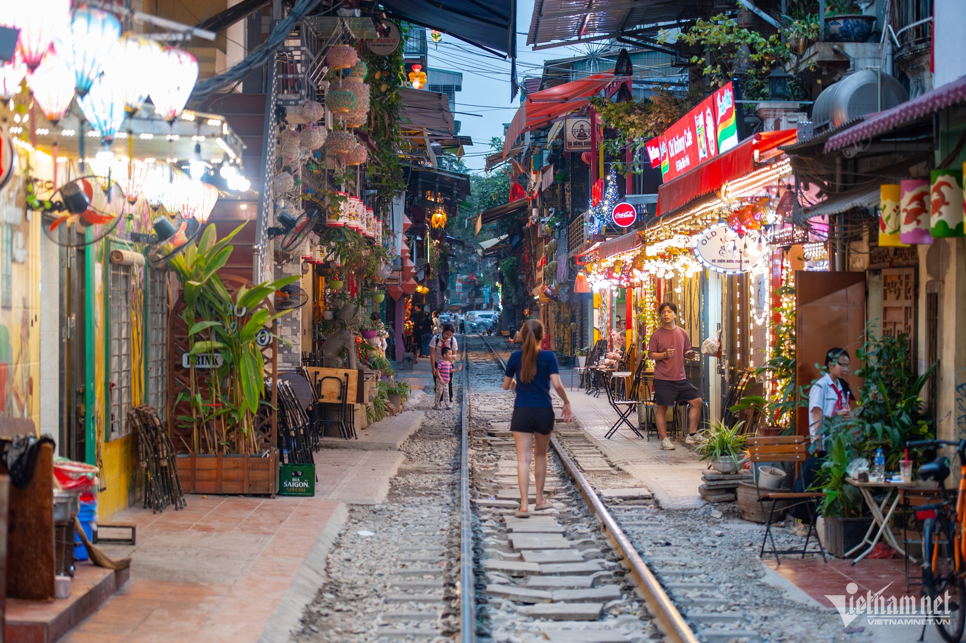 hanoi train street2.jpg