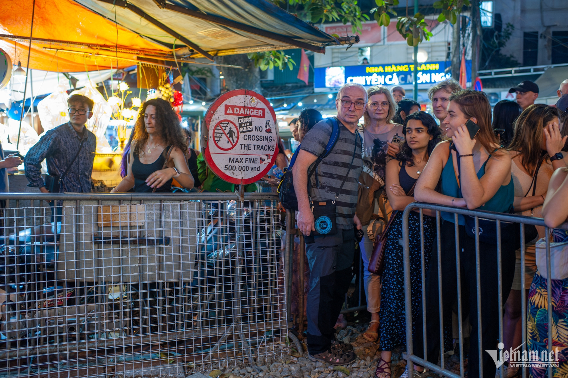 hanoi train street9.jpg