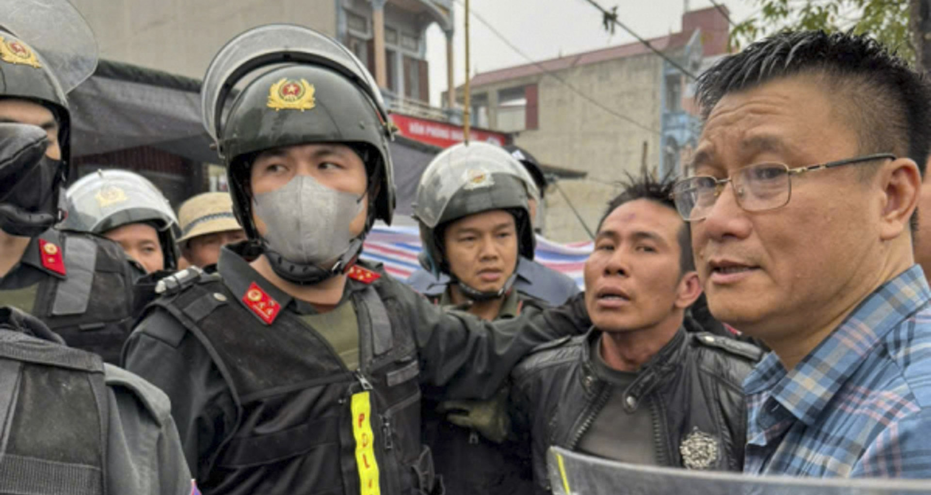 Knife-wielding man arrested after rooftop hostage standoff in Bac Ninh