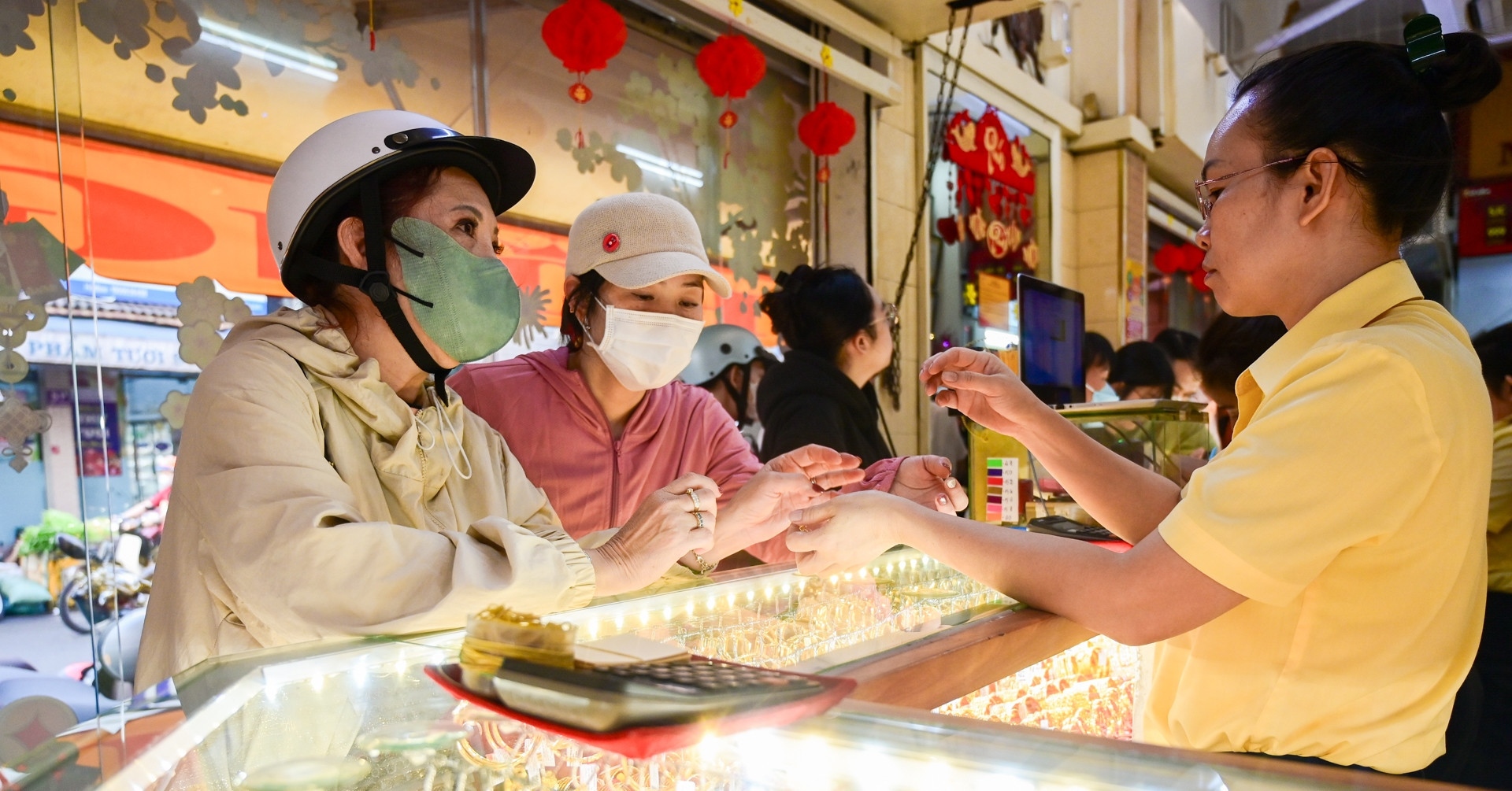 Gold tops VND 101 million/tael, experts say price floor has shifted permanently