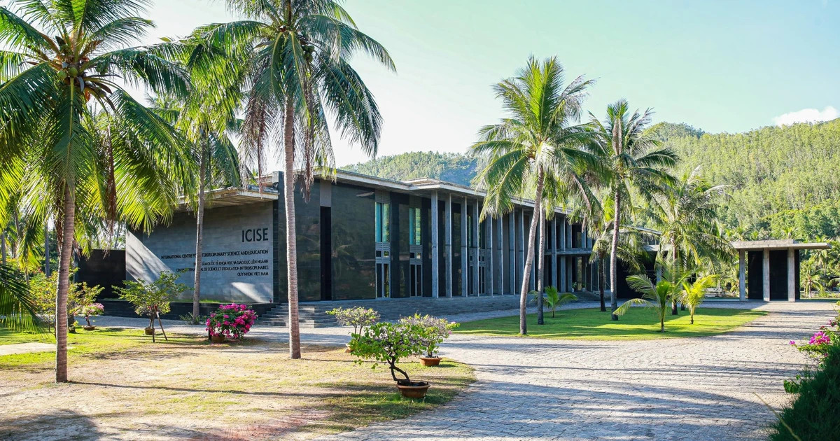 International experts participate in hardware camp in Vietnam