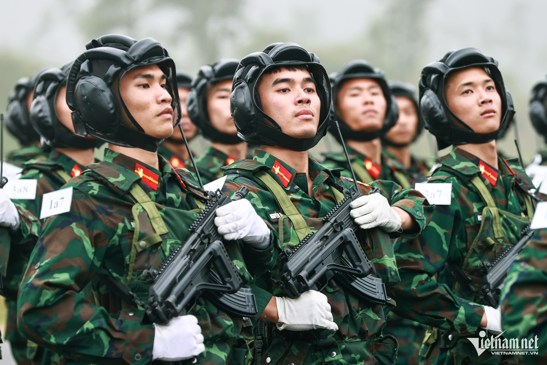 vietnam parade.jpg5.jpg