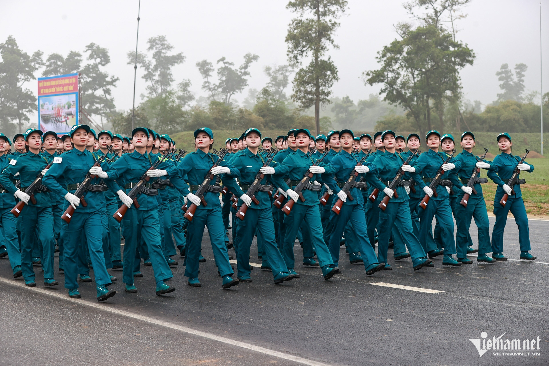 vietnam parade.jpg6.jpg