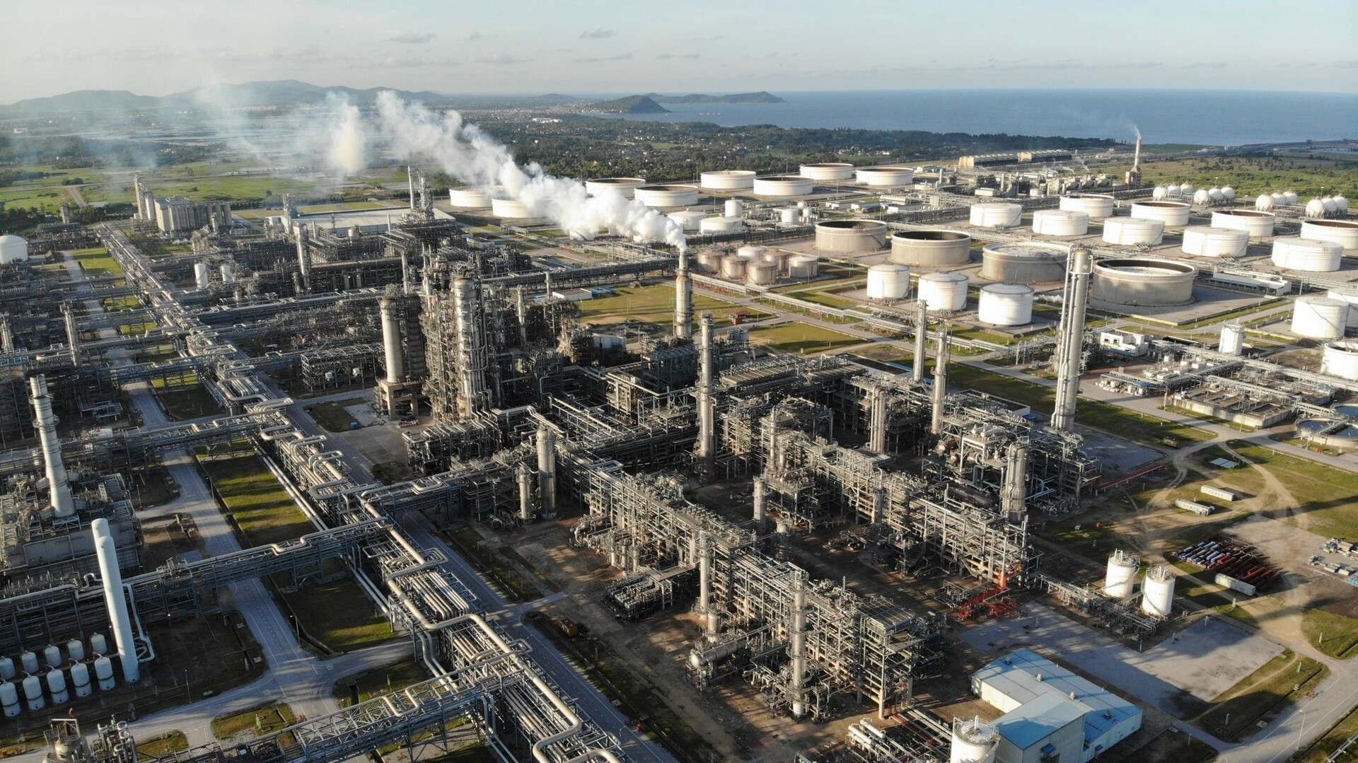 nghi son refinery.jpg
