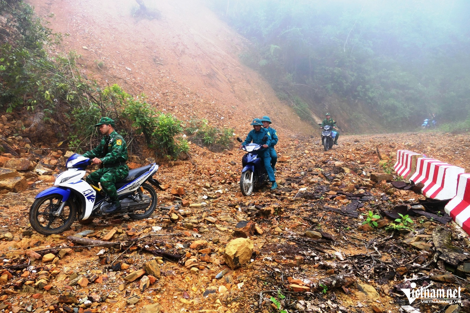 vietnam border guards.jpg1.jpg
