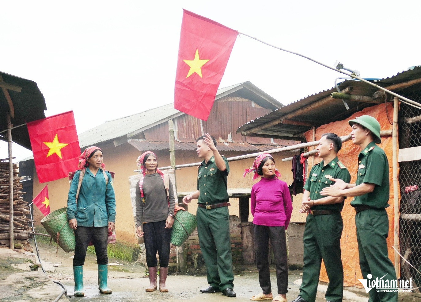 vietnam border guards.jpg2.jpg