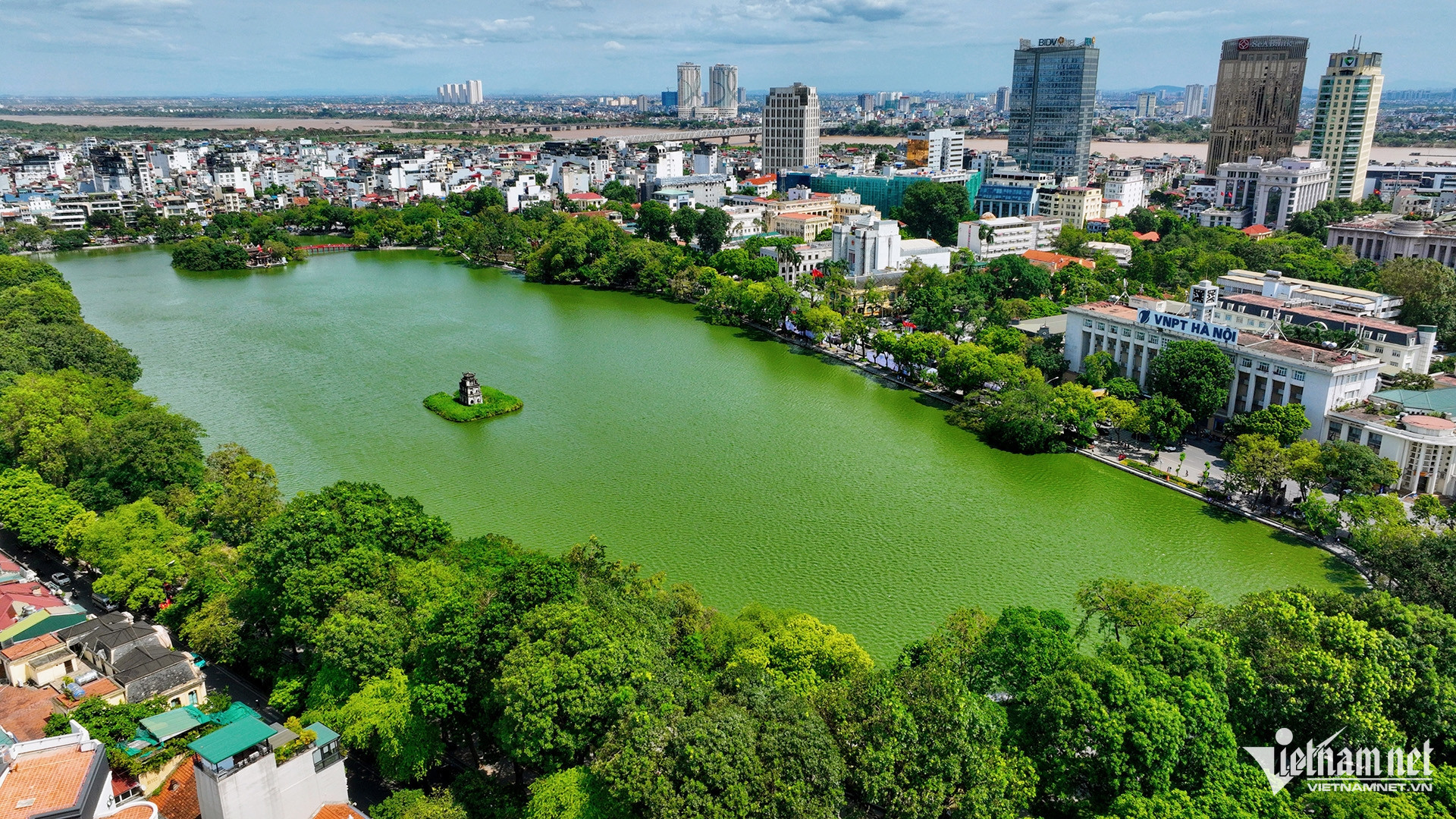 hoan kiem lake.jpg