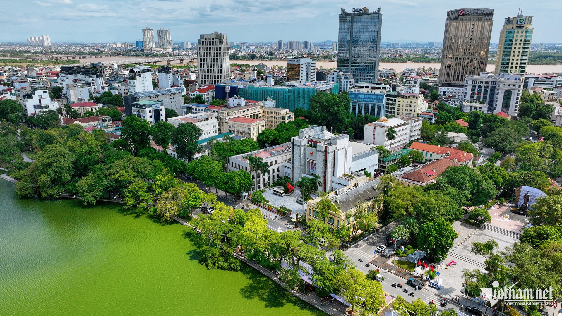 hoan kiem lake2.jpg