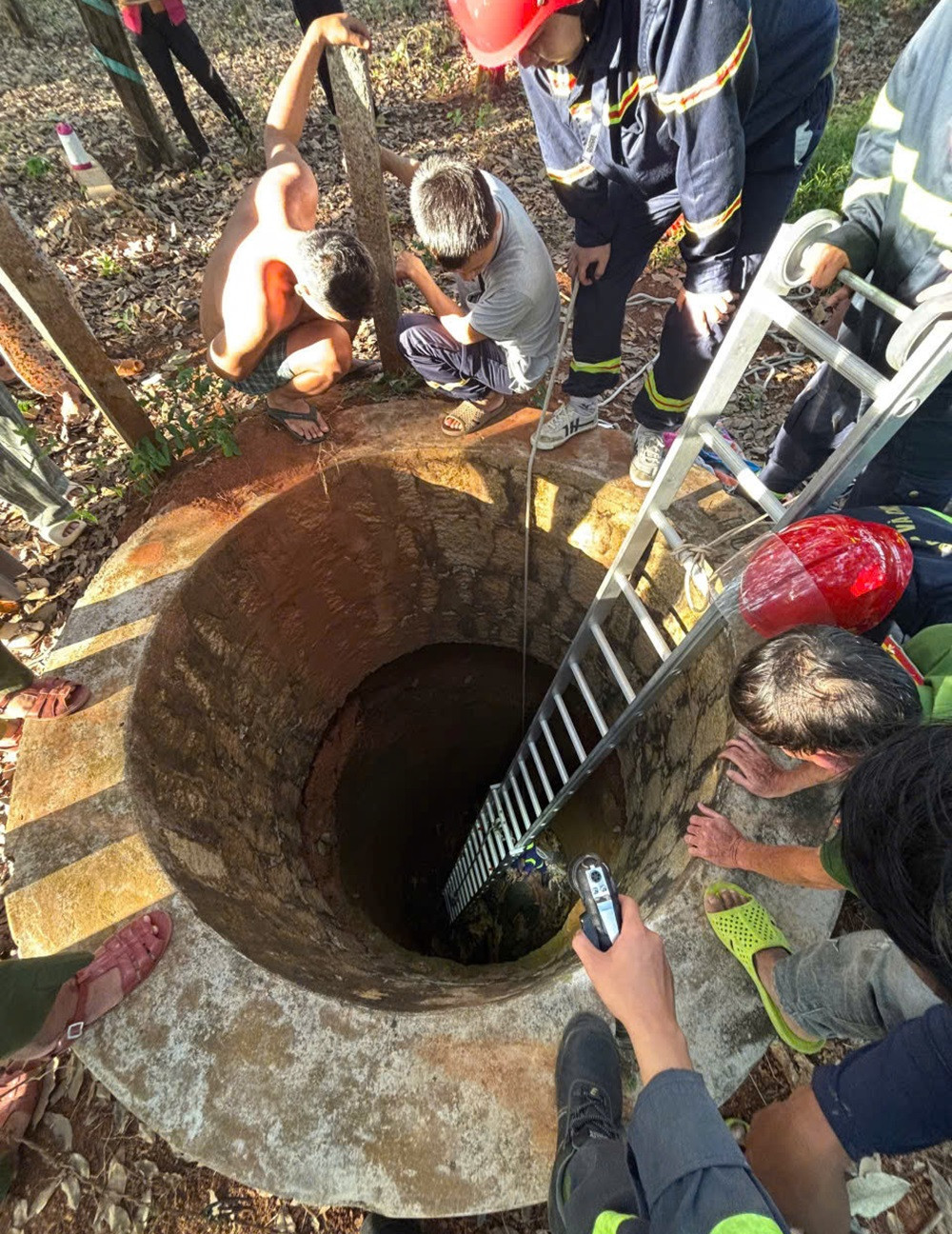 Cảnh sát dùng thang cứu người đàn ông 62 tuổi rơi xuống giếng sâu 10m.jpg
