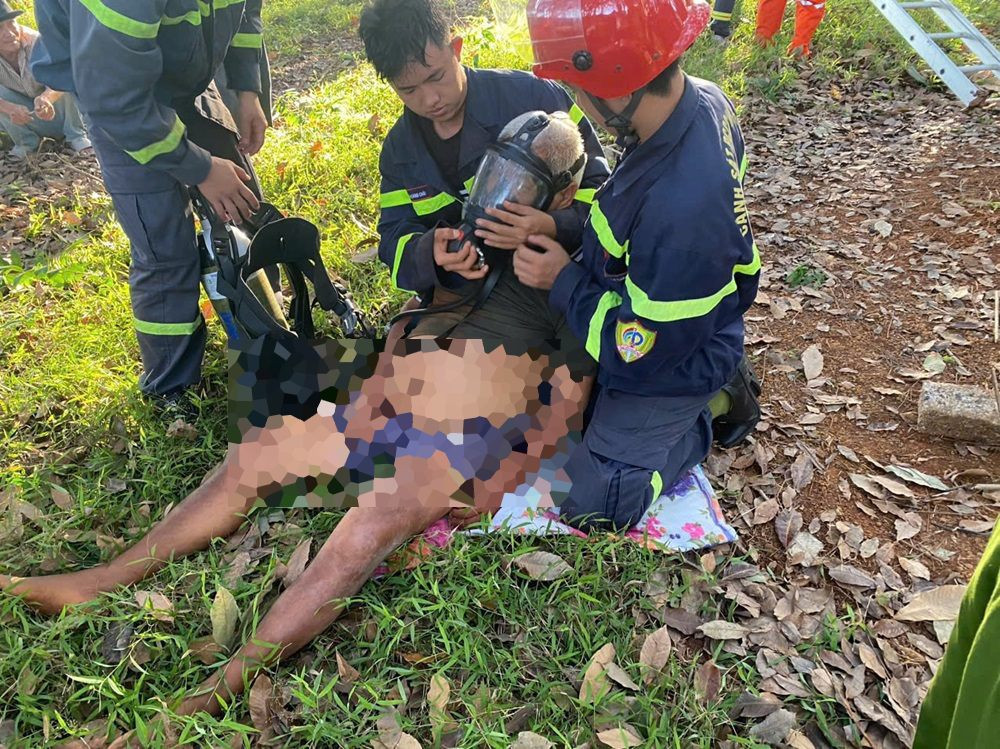 canh sat dung thang cuu nguoi dan ong 62 tuoi roi xuong gieng sau 10m 109082.jpg