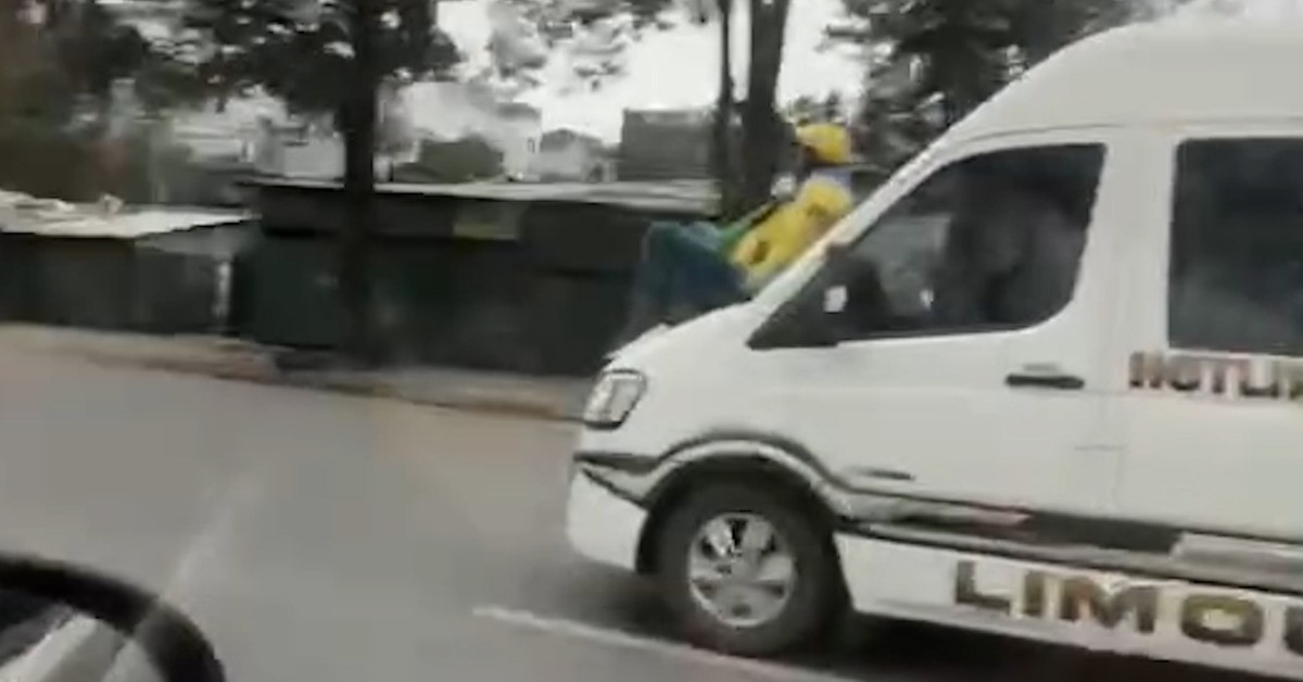 Hanoi police investigate limousine speeding with passenger on hood