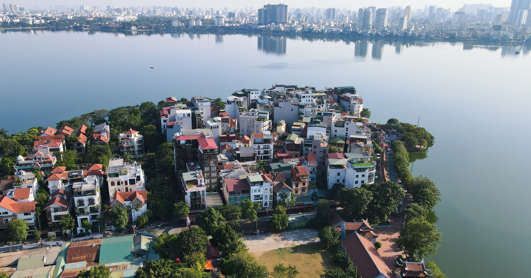 Hanoi to widen roads around West Lake and develop new bridge project