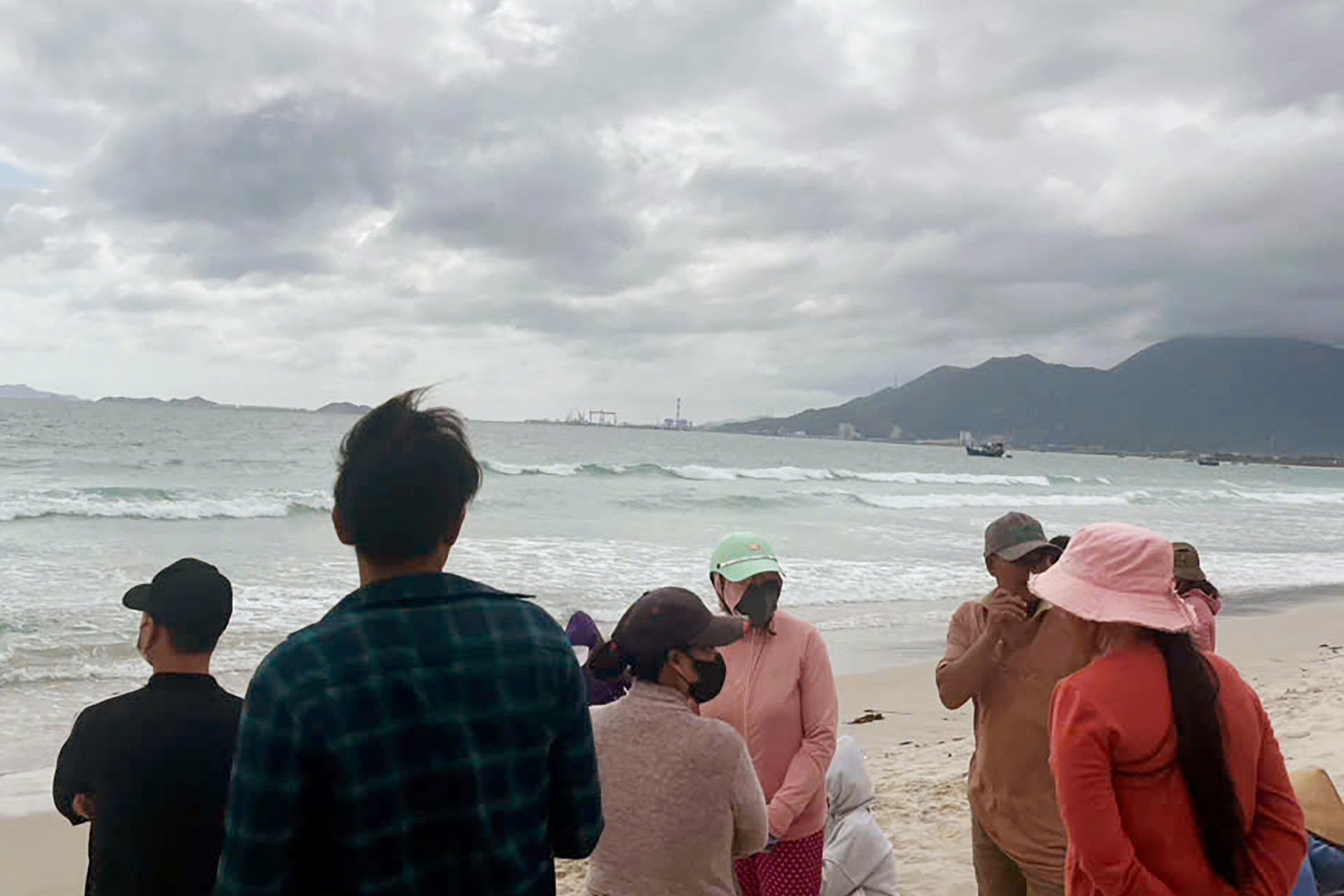 Khu vực bãi biển nơi 2 nam sinh ở Khánh Hòa xuống tắm rồi mất tích.jpg