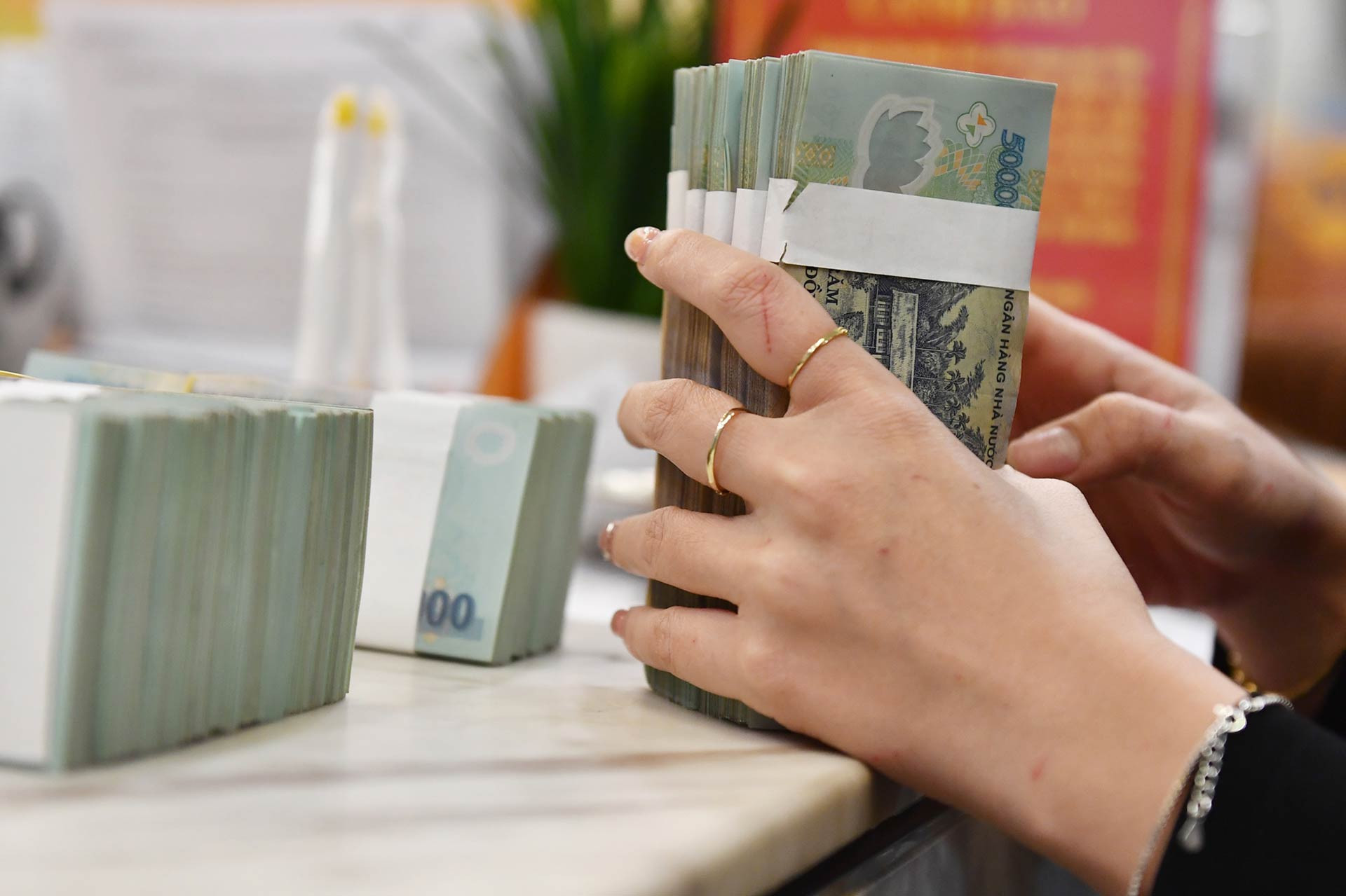 thue tien ngan hang.jpg