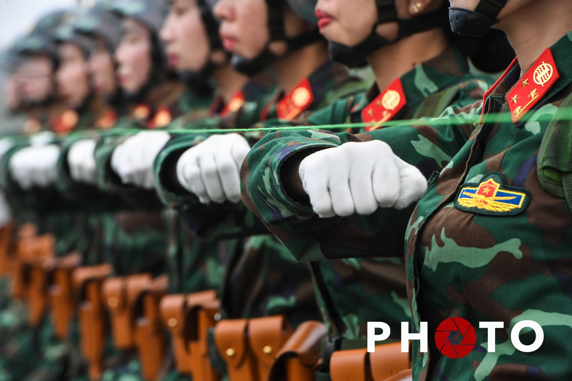 Trang bị đặc biệt giúp nữ sĩ quan Thông tin diễu binh thẳng tắp