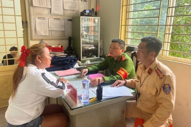 Lộ danh tính cô gái mặc áo yếm, lái xe như diễn xiếc trên đường ở TPHCM