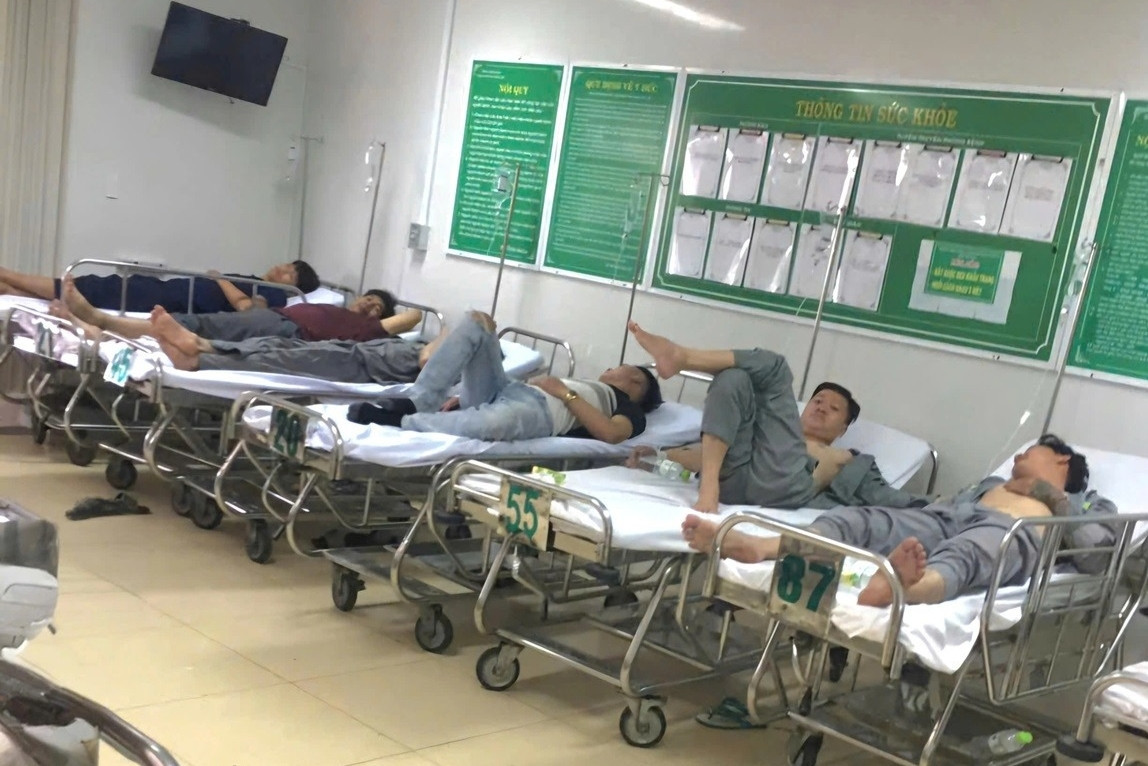 Hàng chục công nhân đi cấp cứu nghi do ngạt khí, 1 người tử vong