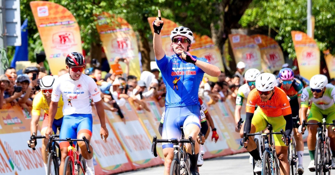 Nick Kergozou mừng chiến thắng chặng 9 giải xe đạp toàn quốc HTV 2025 trưa 12/4