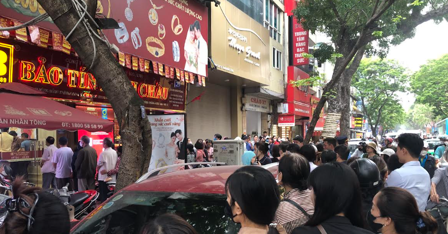 Gold hits record high, crowds storm Hanoi’s gold street for limited supply