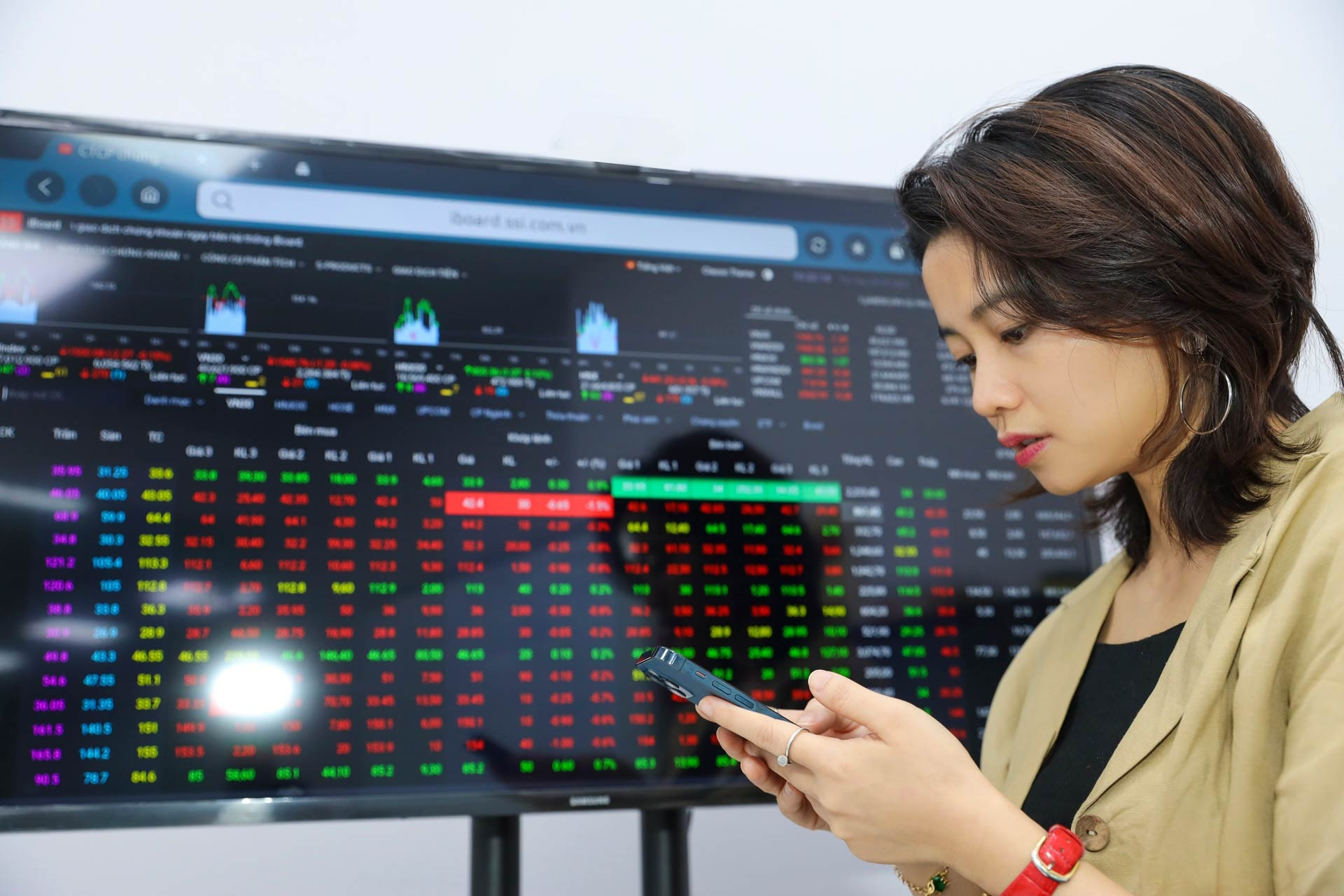 Seeking capital, Vietnamese flee but foreigners enter stock market