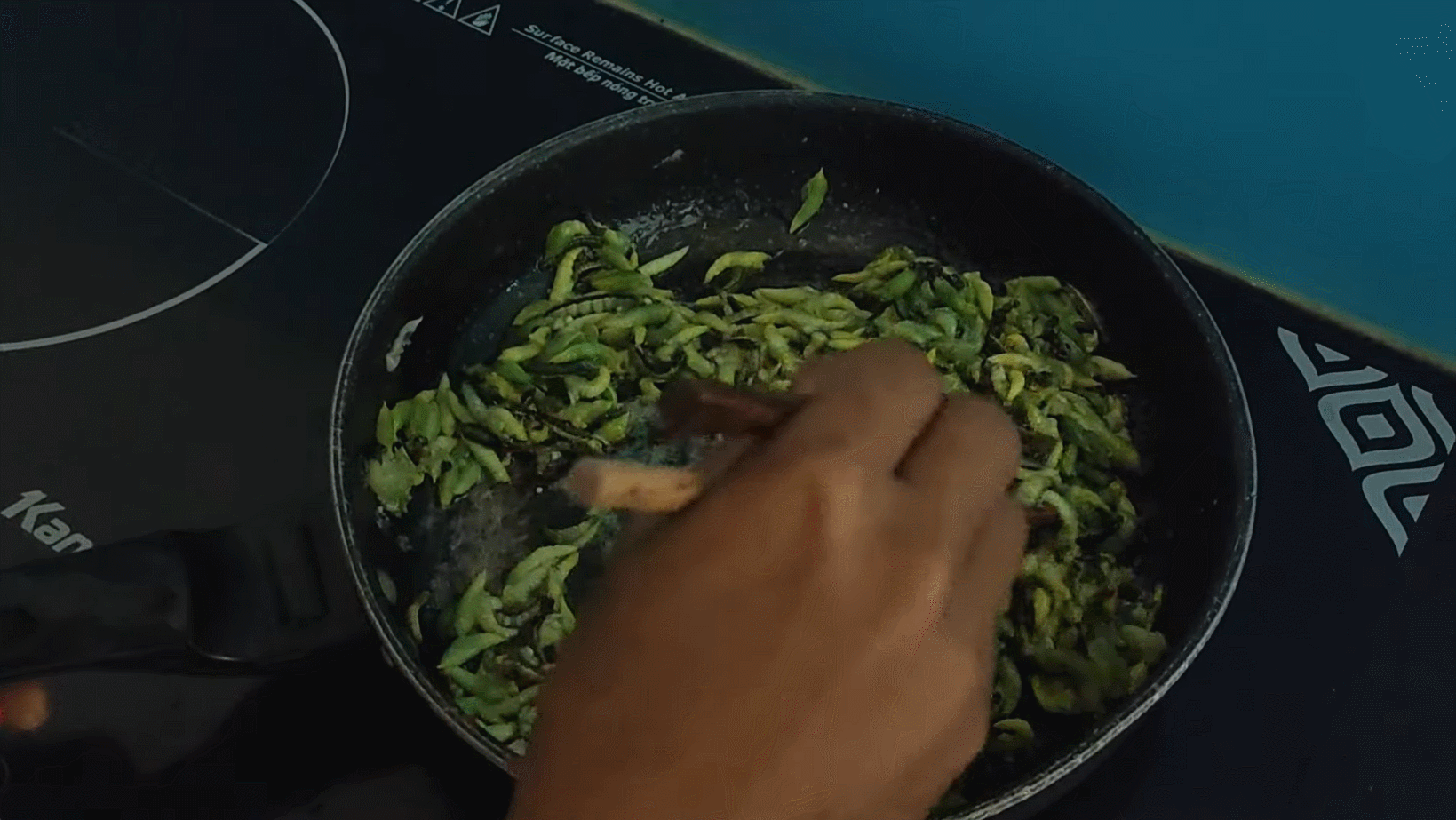 sâu muồng chiên cuộc sống người Ê đê.gif