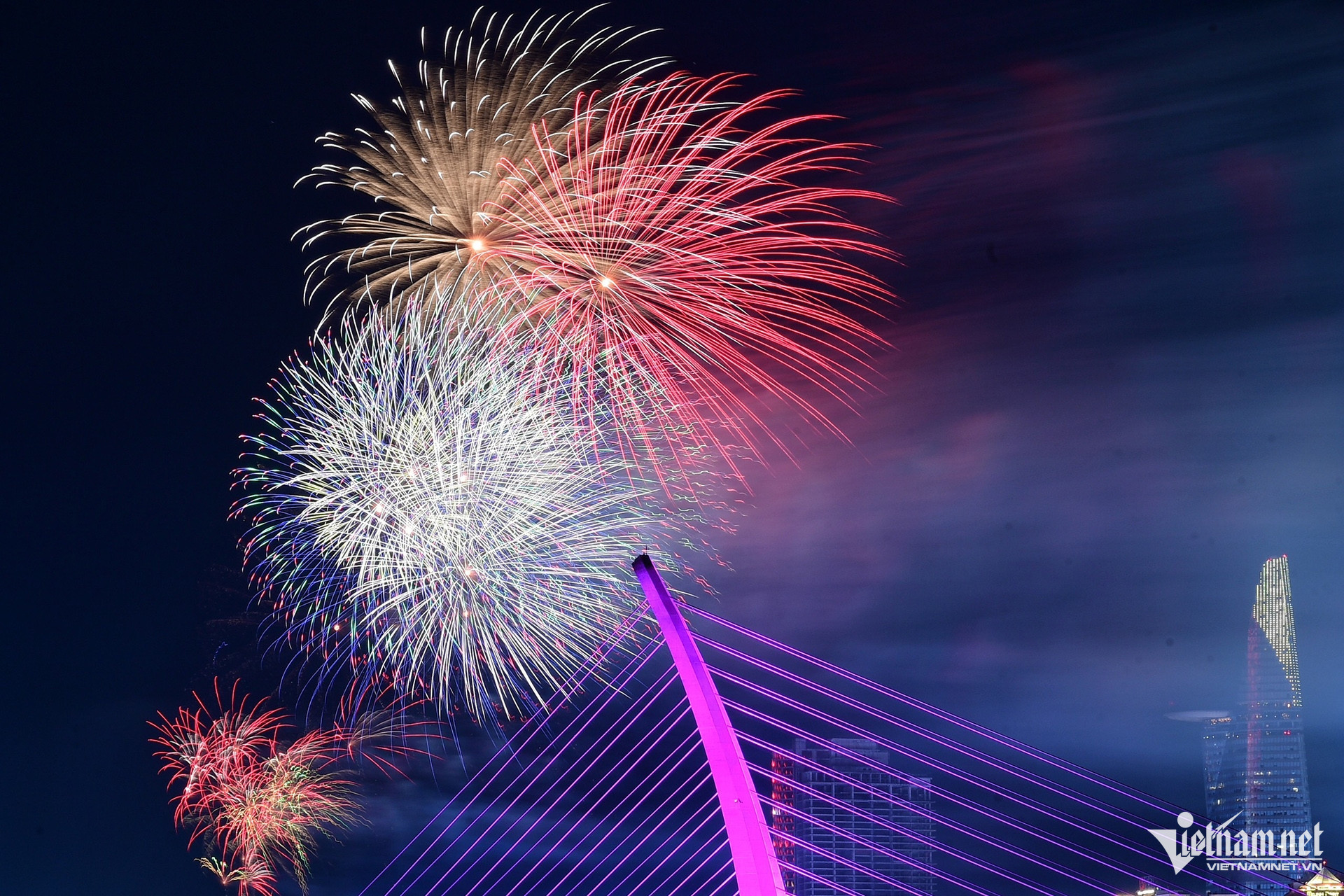 saigon fireworks12.jpg