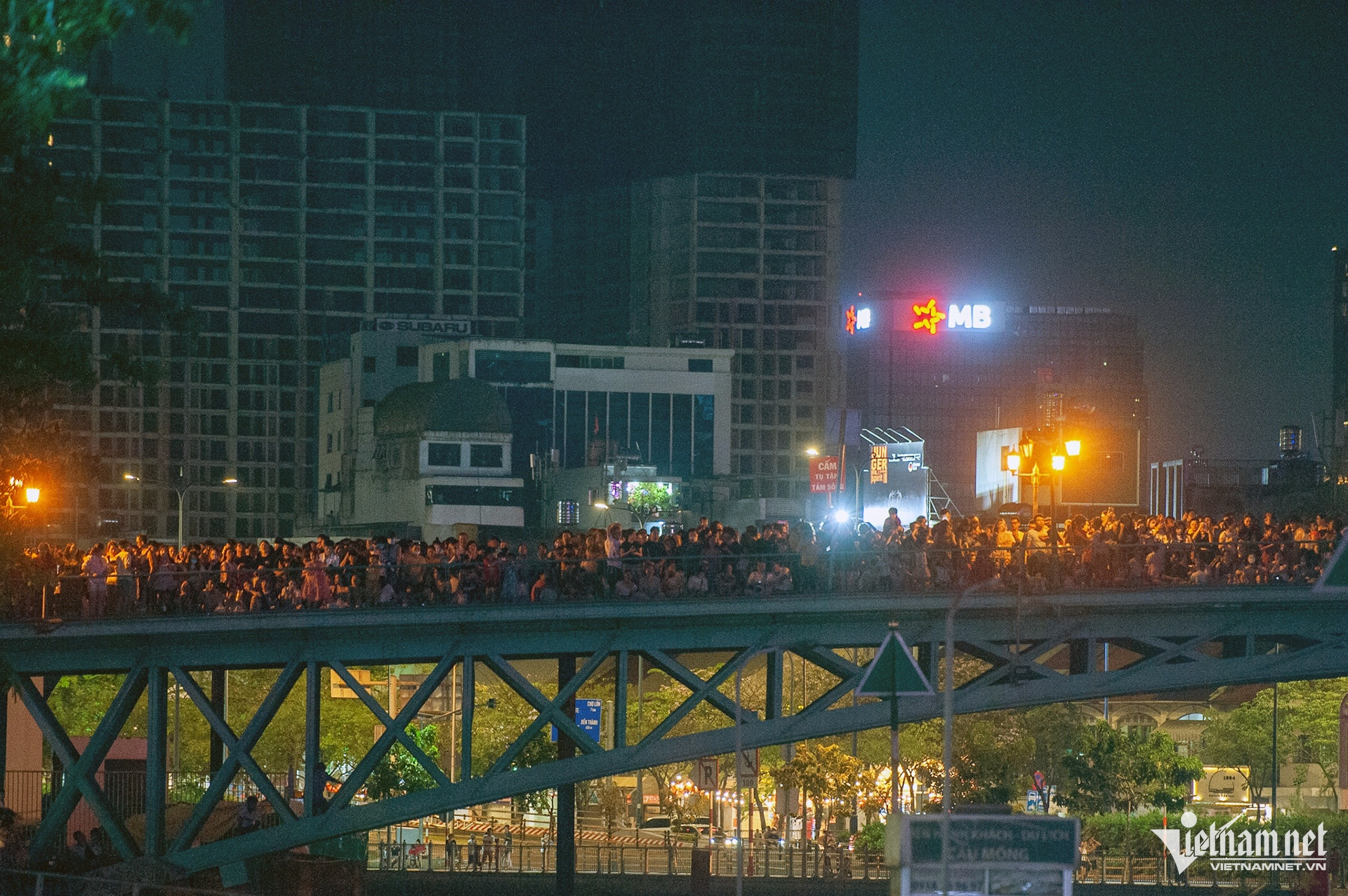 saigon fireworks3.jpg